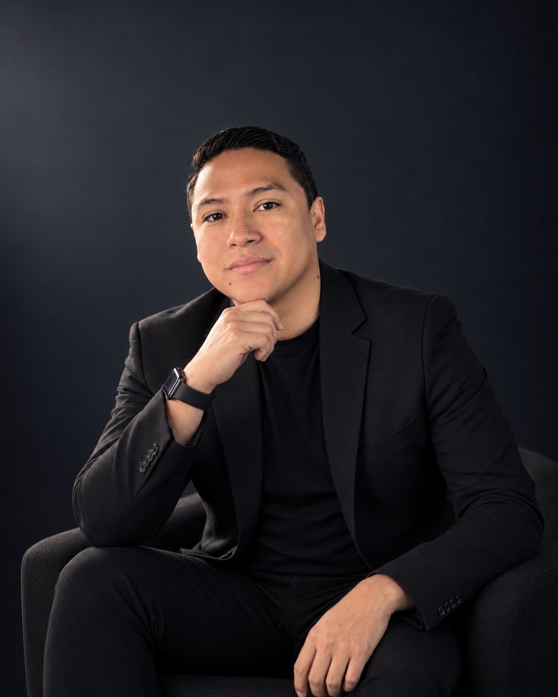 Ronny Javier Salazar Guerrero, fundador de InHouse ADV, sentado y vestido de negro sobre fondo oscuro